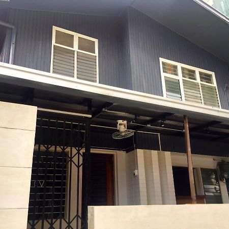 The Hub District Hostel And Dorm Makati City Exterior photo